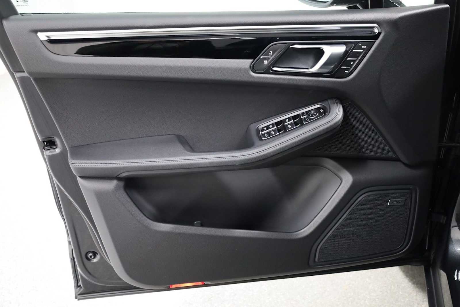 Thumbnail: 2026 Porsche Macan - 16