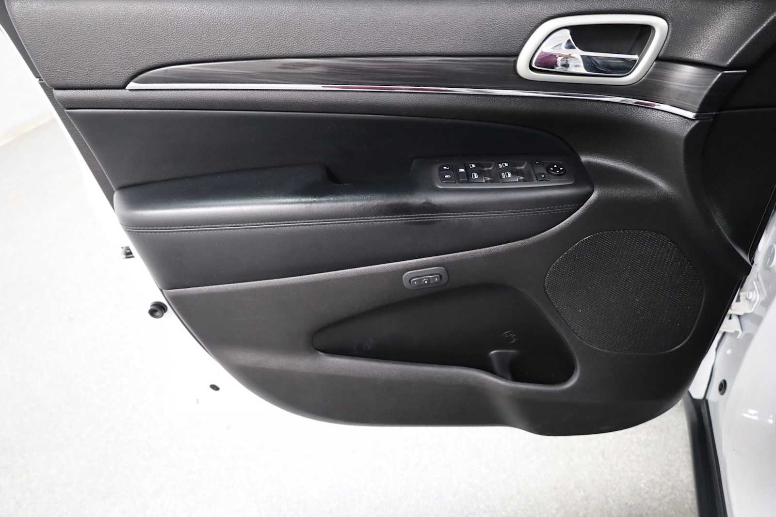 Thumbnail: 2021 Jeep Grand Cherokee - 16