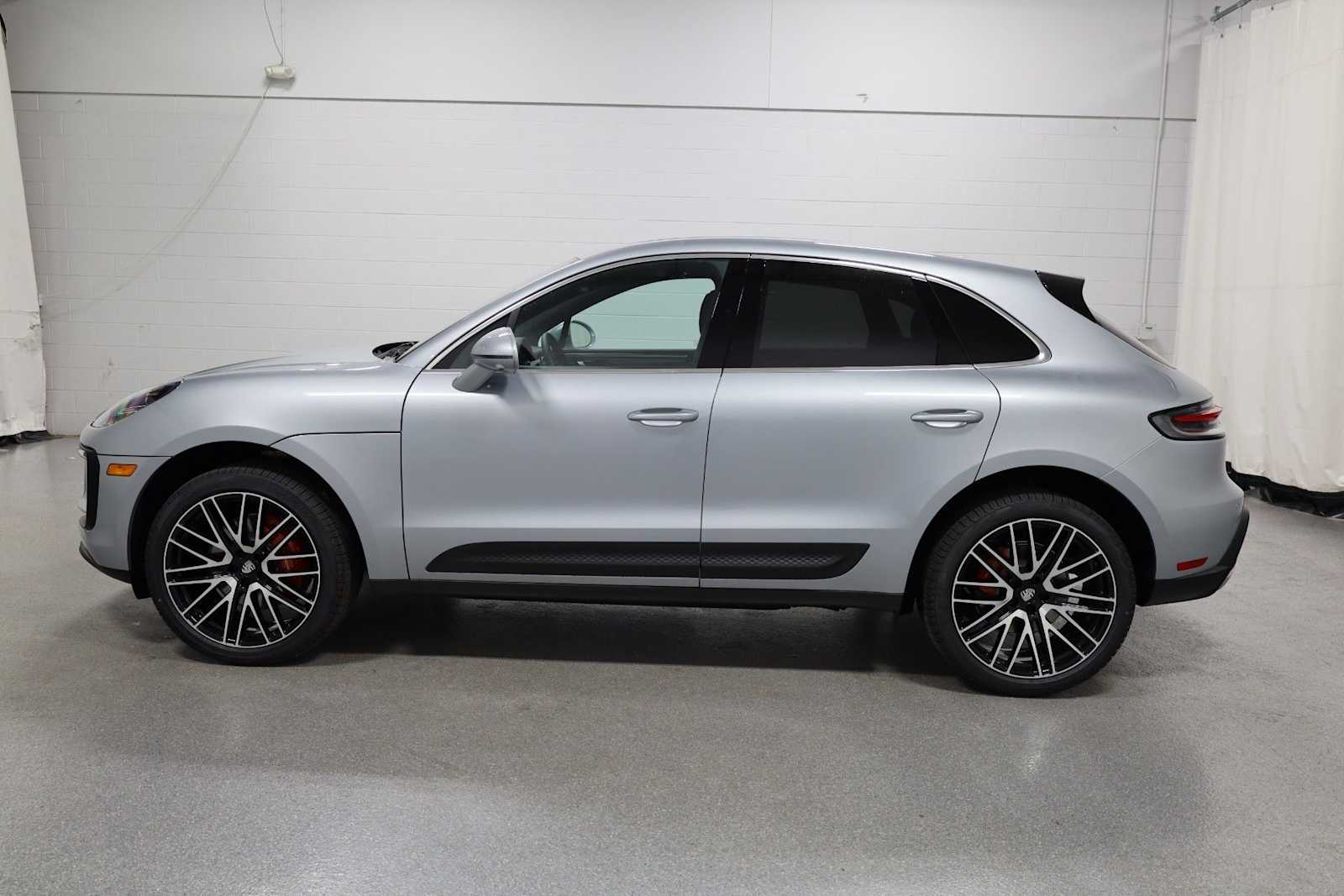 Thumbnail: 2026 Porsche Macan - 2