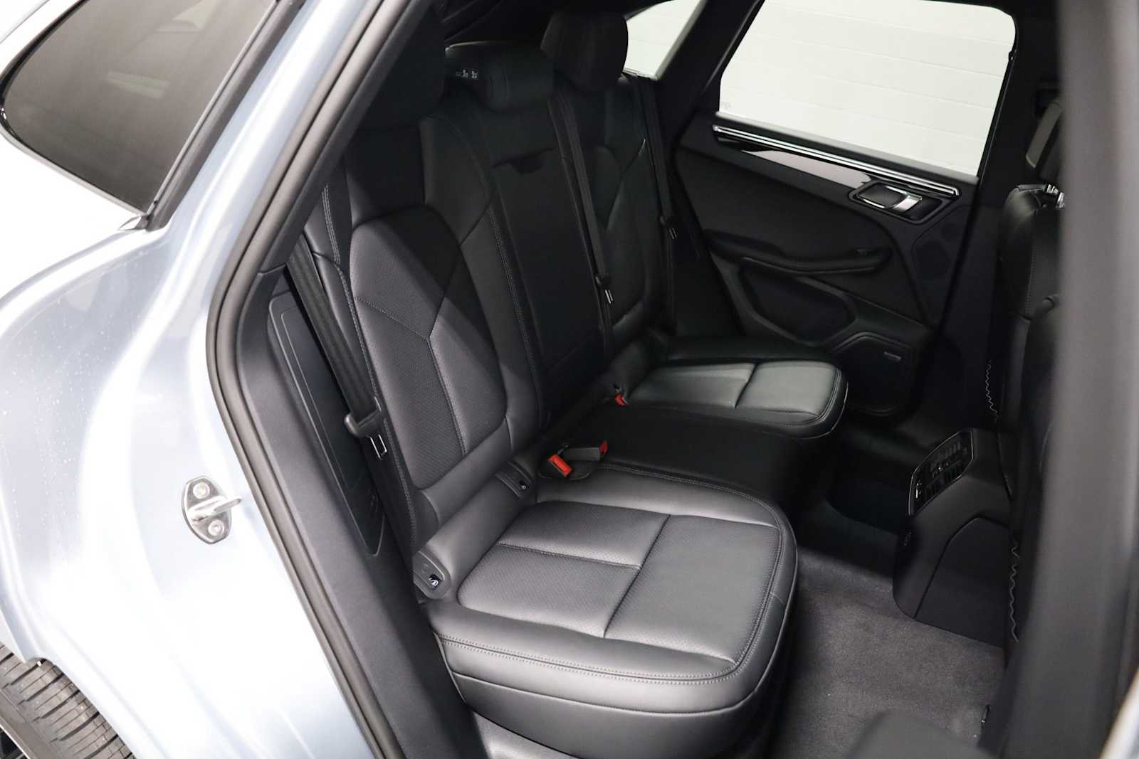 Thumbnail: 2026 Porsche Macan - 37