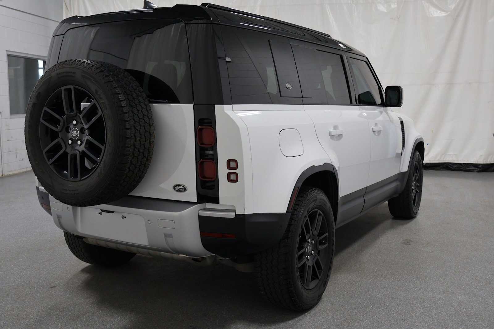 Thumbnail: 2022 Land Rover Defender - 8