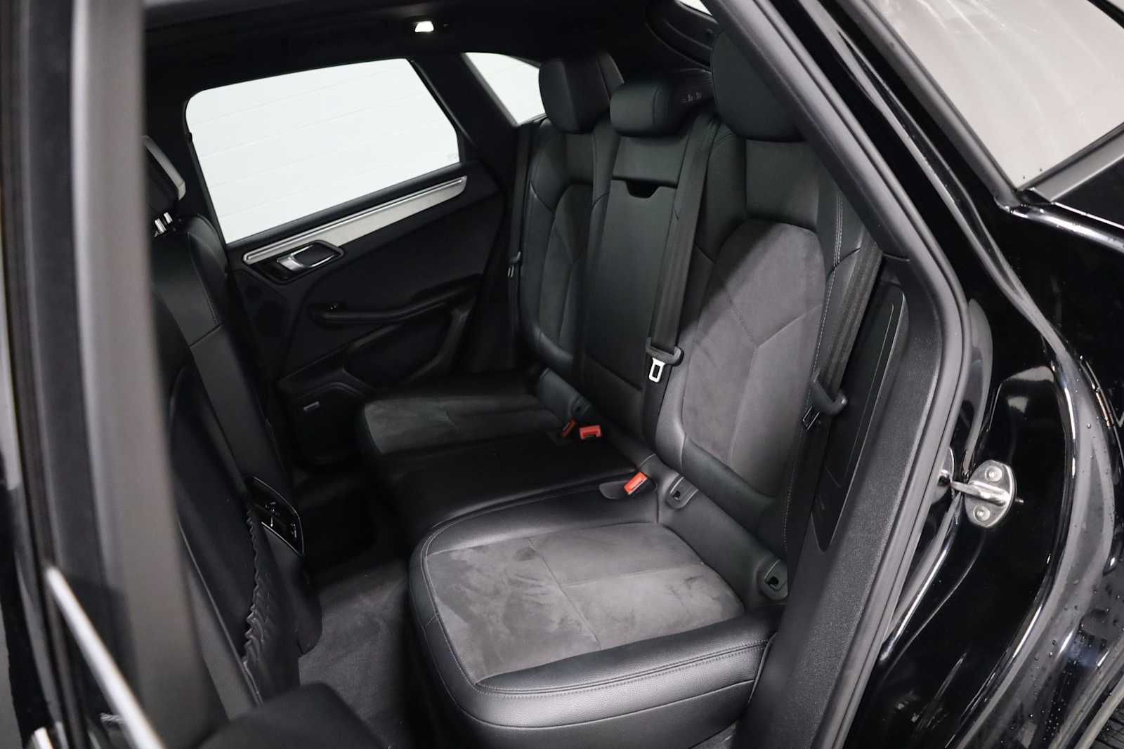 Thumbnail: 2018 Porsche Macan - 36