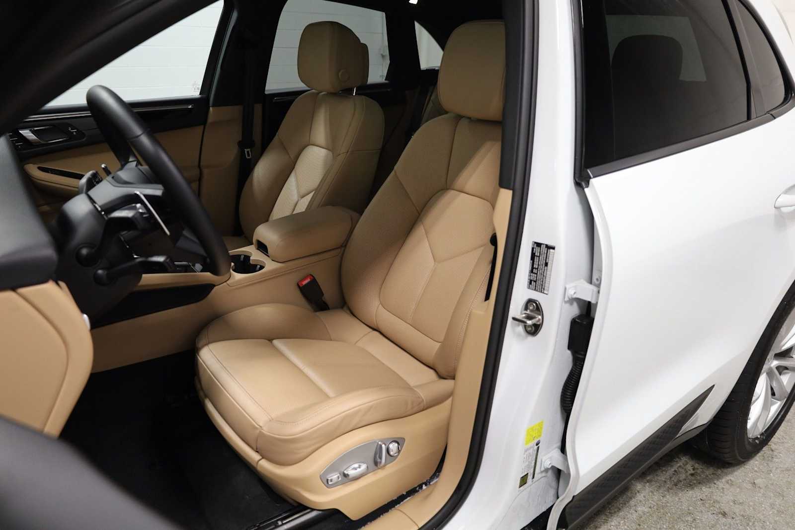 Thumbnail: 2026 Porsche Macan - 5