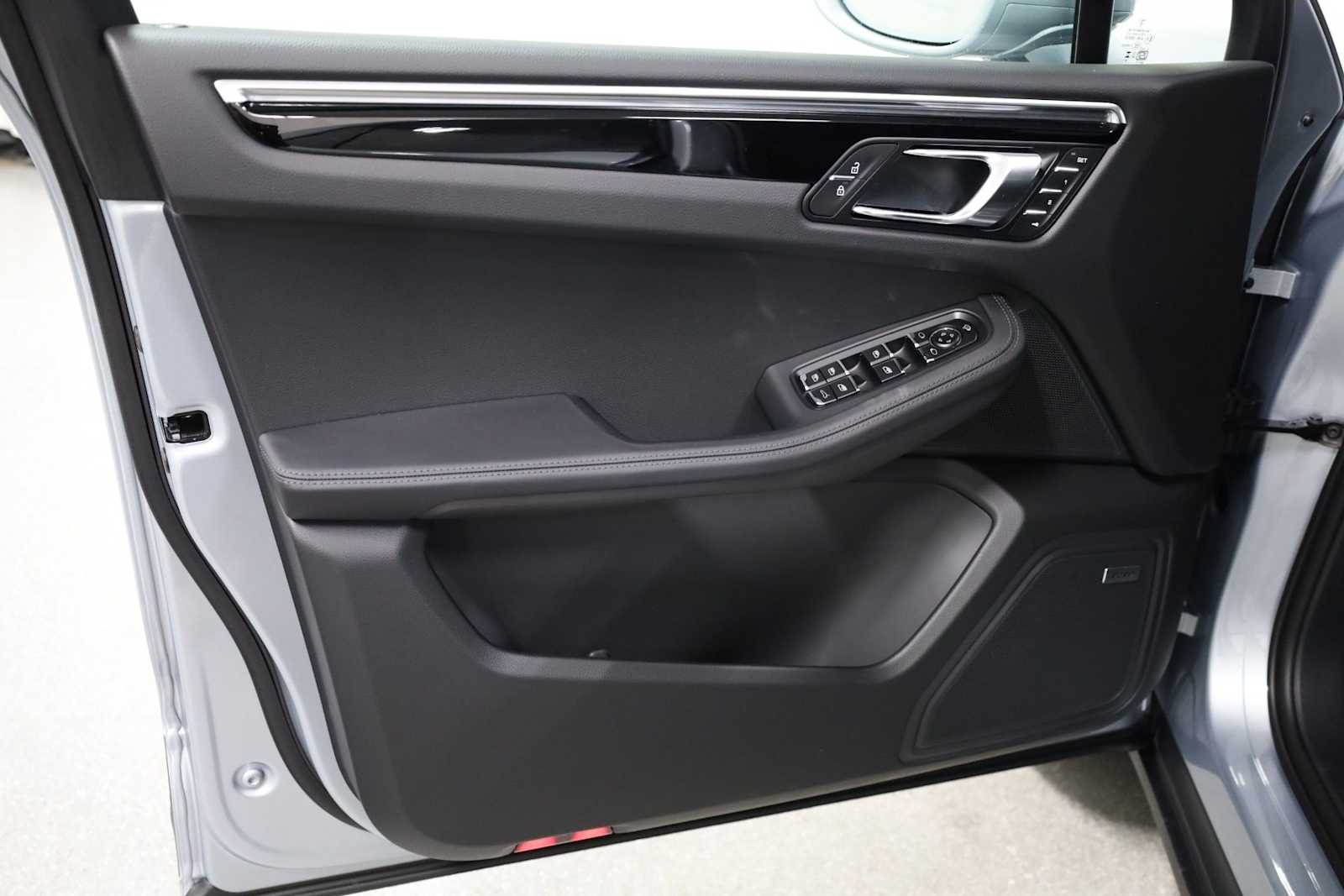 Thumbnail: 2026 Porsche Macan - 16