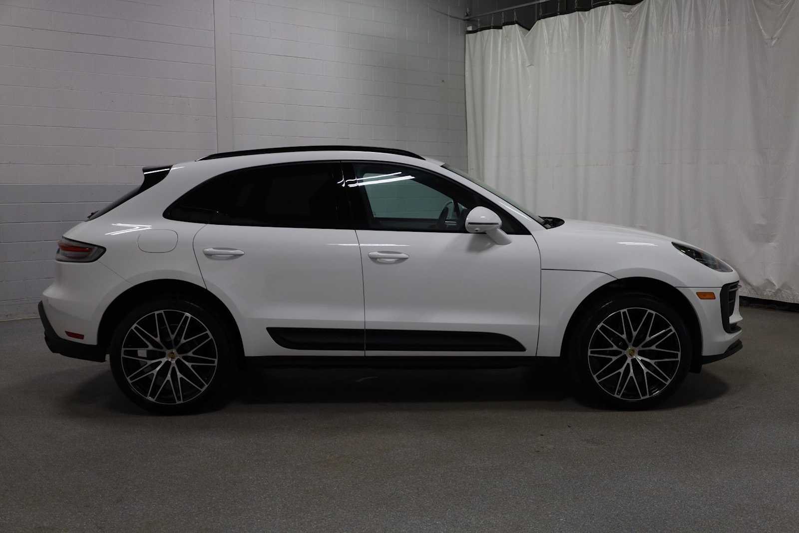 Thumbnail: 2026 Porsche Macan - 9