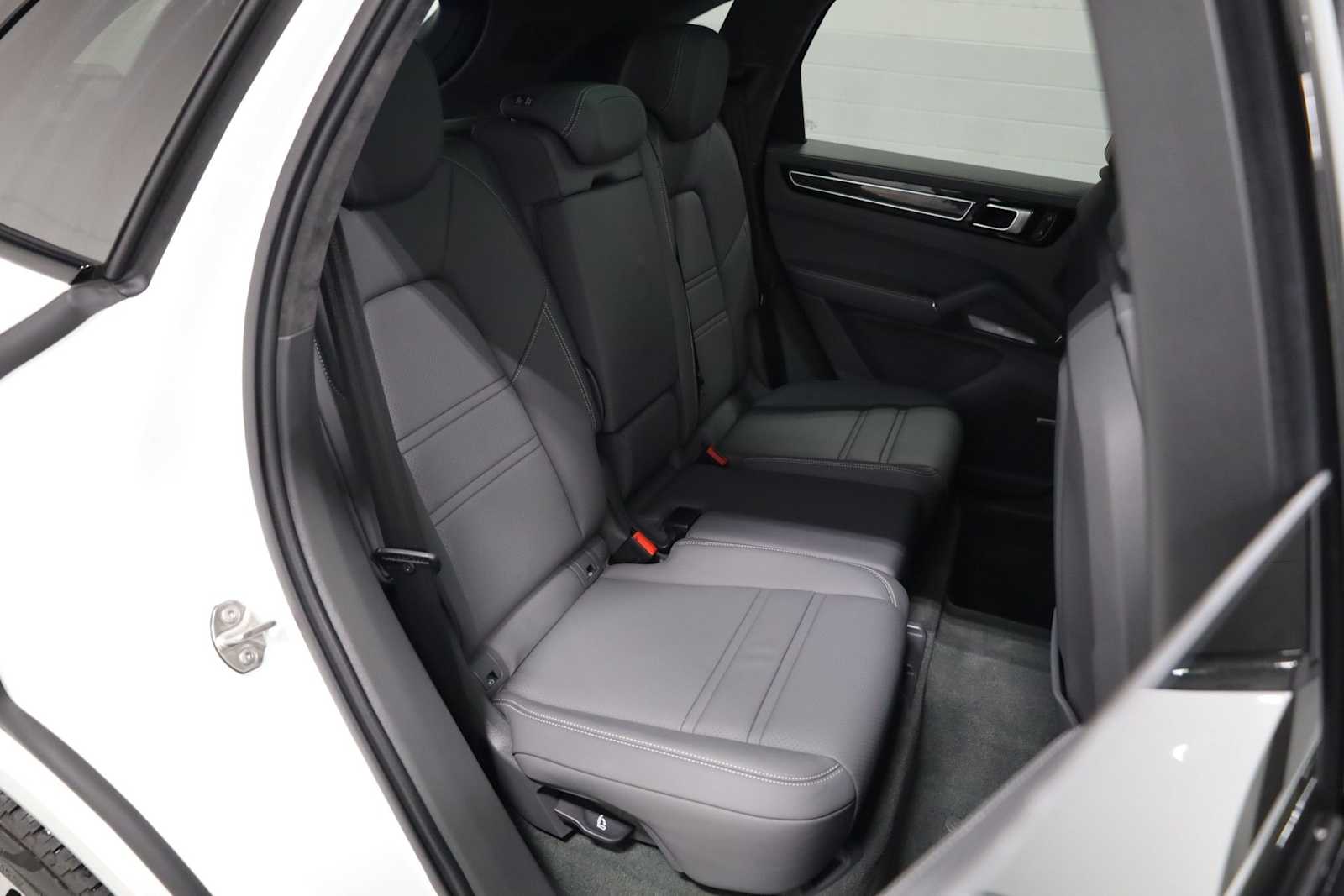 Thumbnail: 2023 Porsche Cayenne - 36