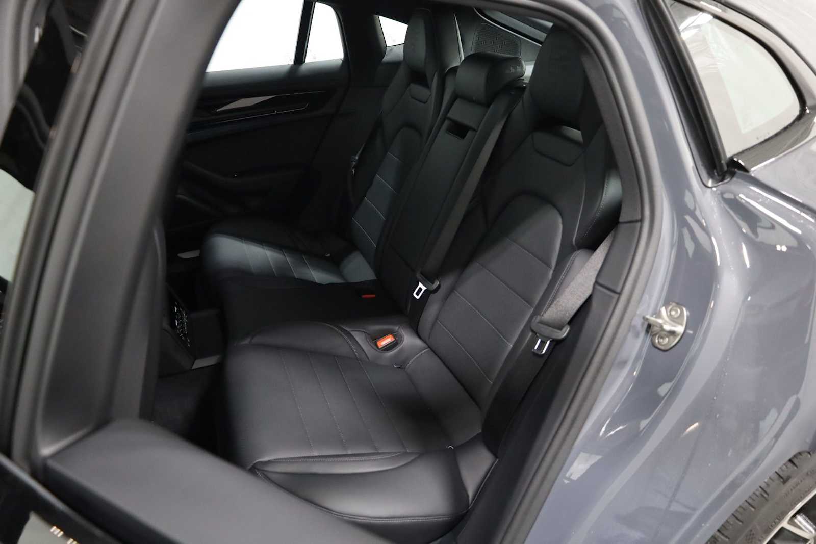 Thumbnail: 2026 Porsche Panamera - 35