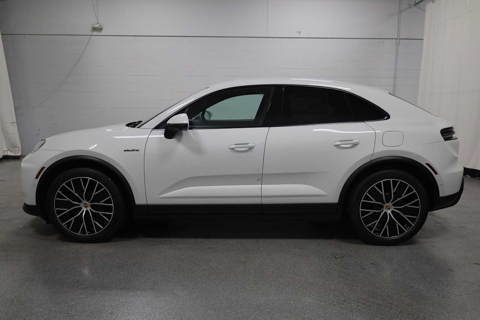Thumbnail: 2025 Porsche Macan - 2