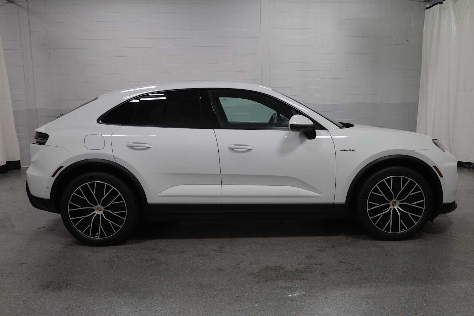 Thumbnail: 2025 Porsche Macan - 10