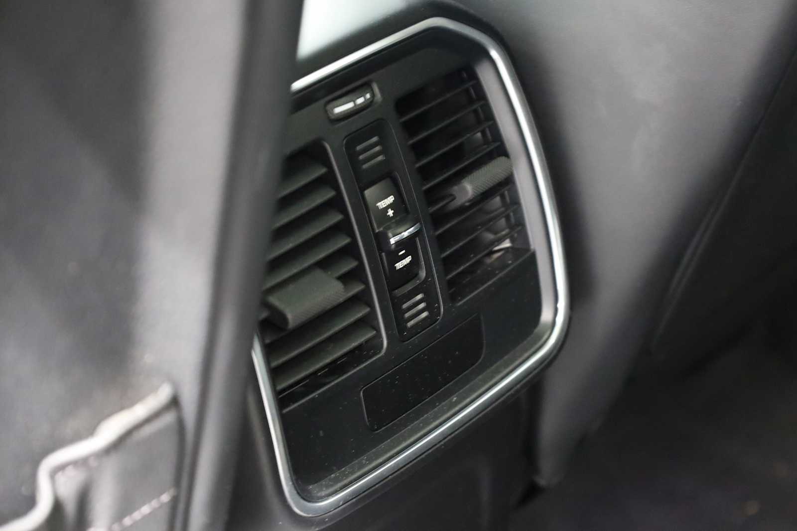 Thumbnail: 2021 Porsche Macan - 35
