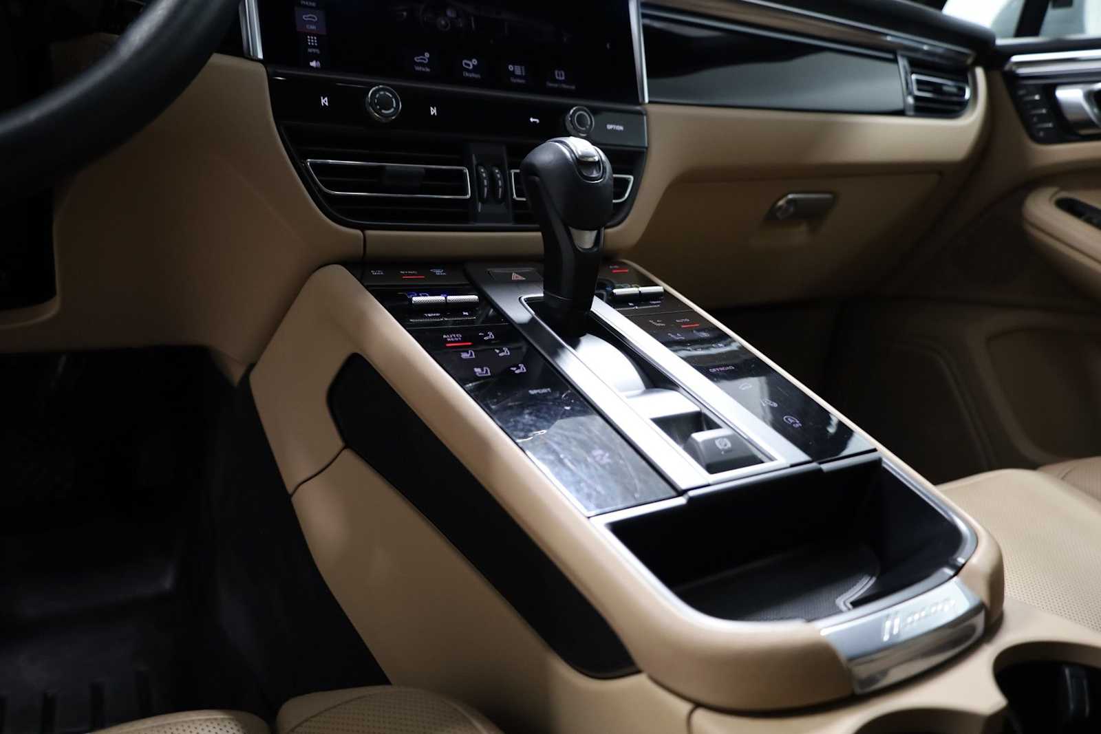 Thumbnail: 2023 Porsche Macan - 28