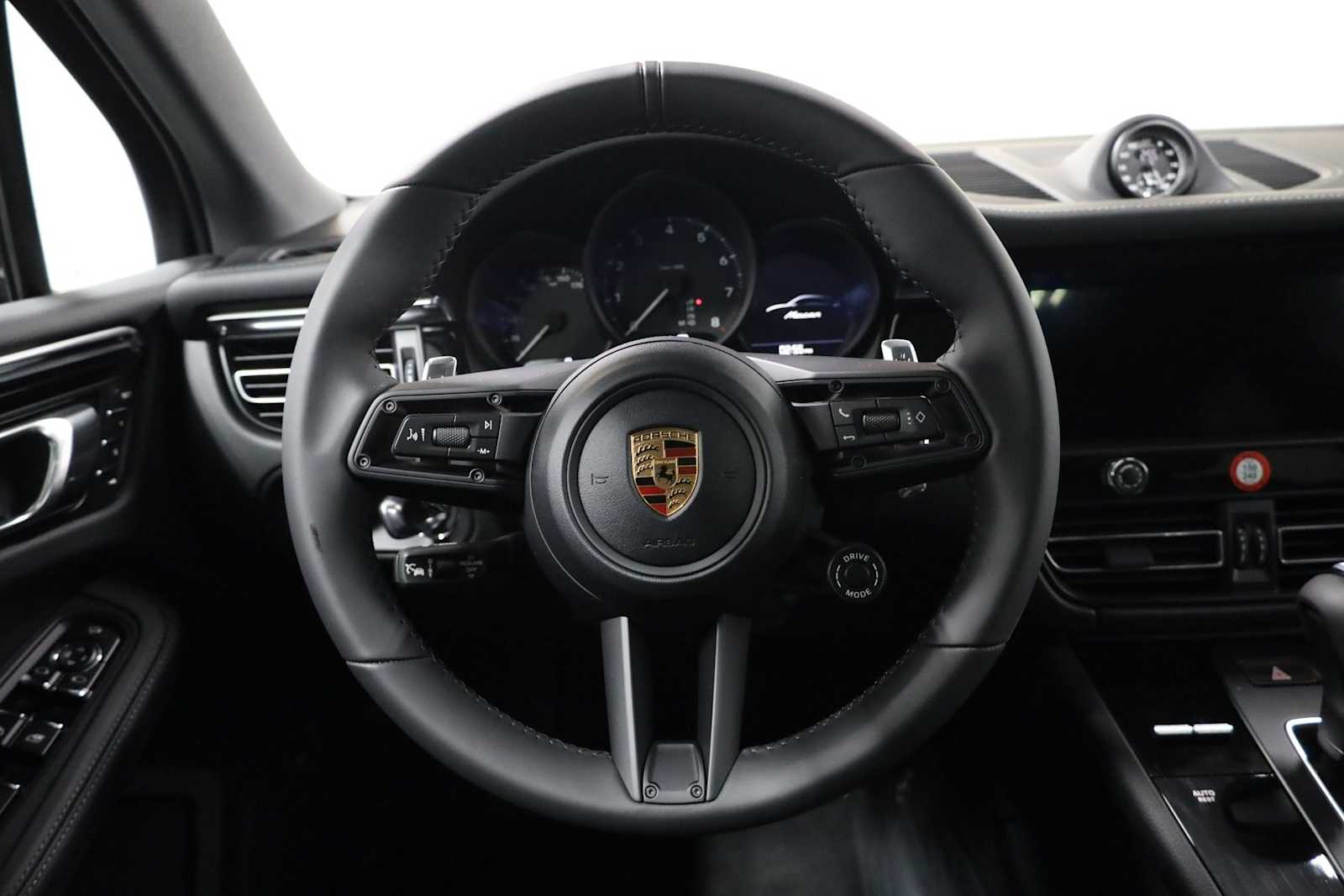 Thumbnail: 2026 Porsche Macan - 25