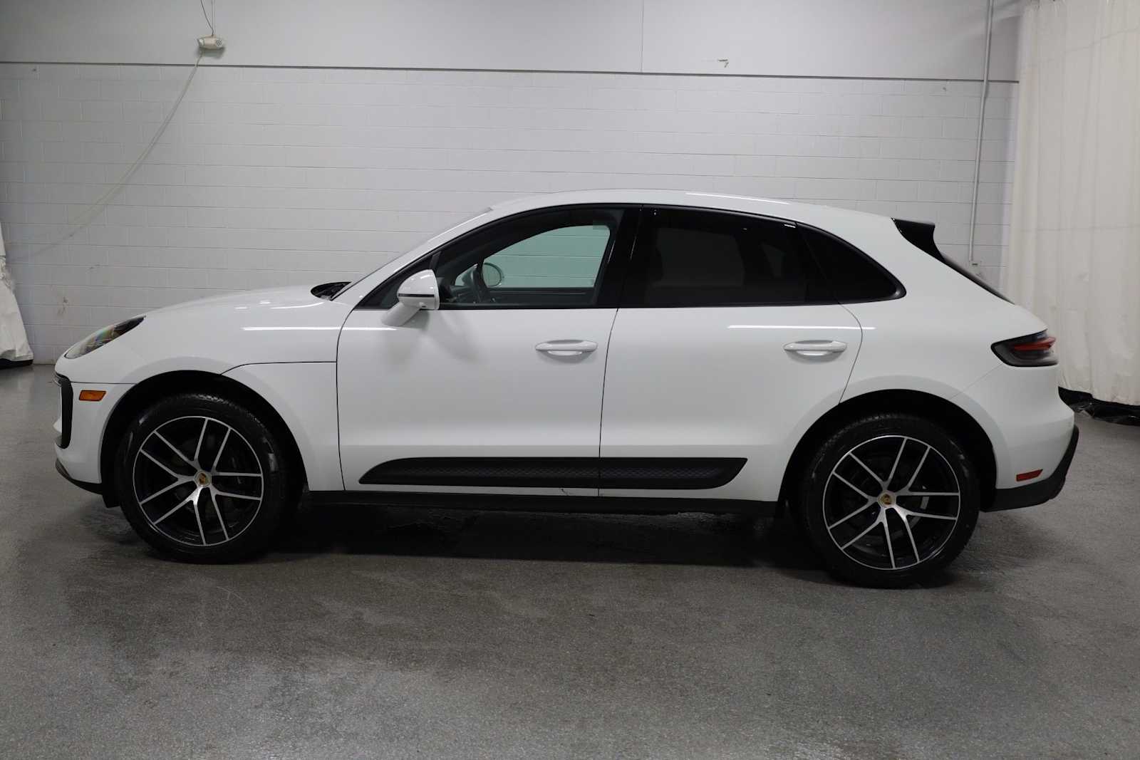 Thumbnail: 2025 Porsche Macan - 2
