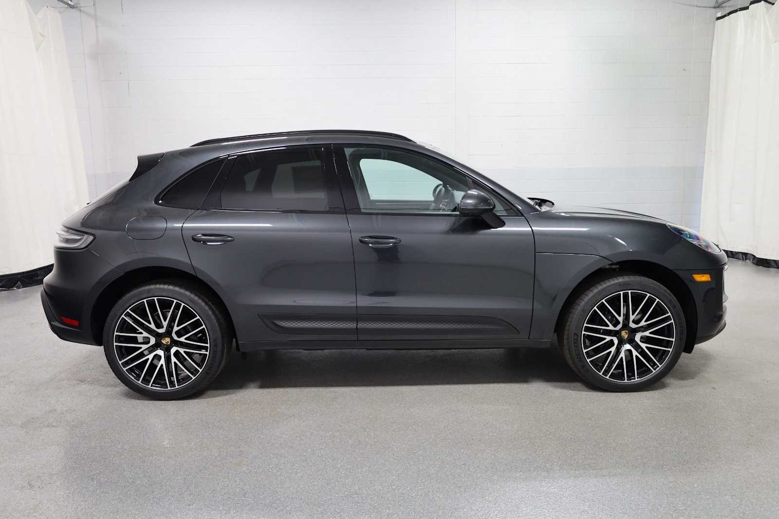 Thumbnail: 2026 Porsche Macan - 10