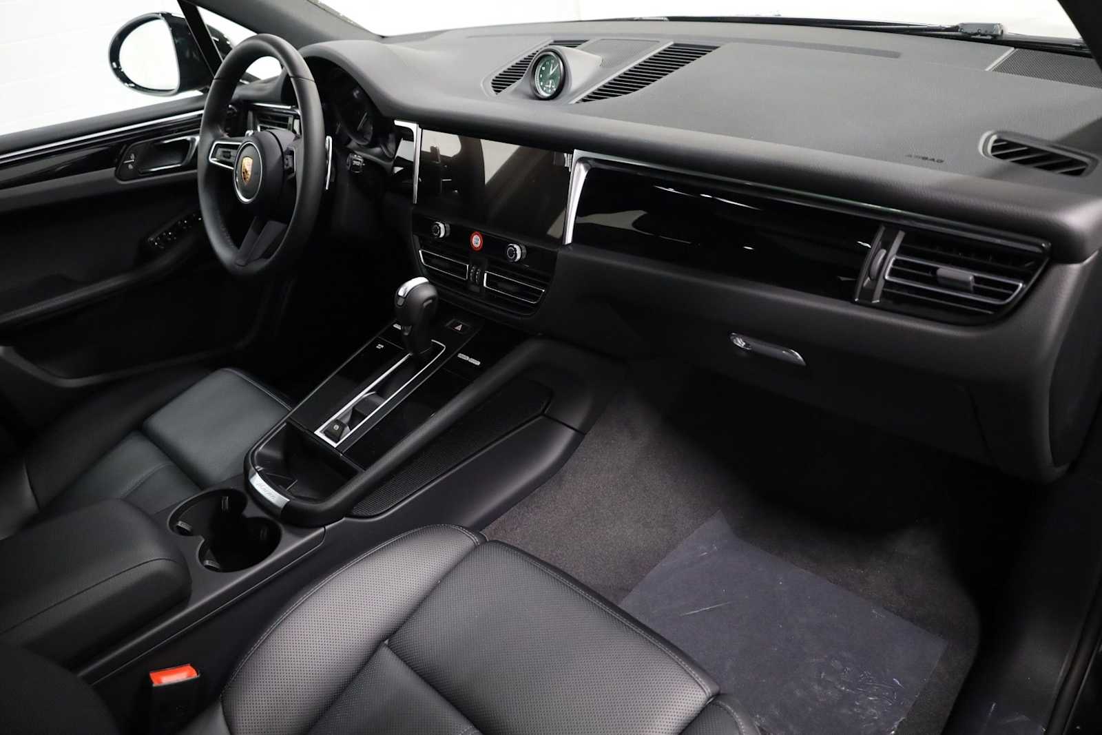 Thumbnail: 2026 Porsche Macan - 6