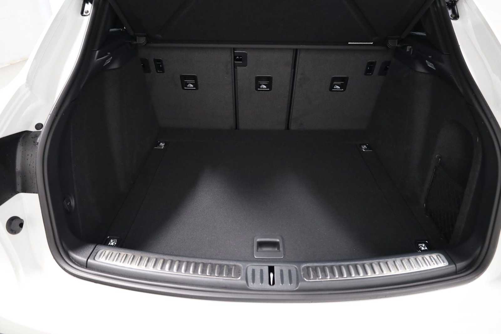 Thumbnail: 2026 Porsche Macan - 41