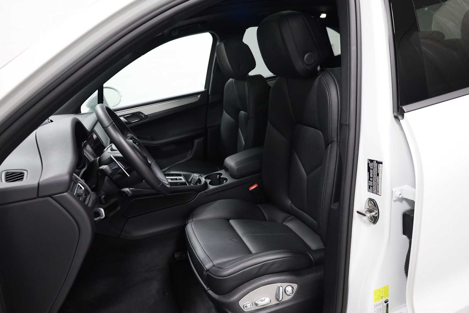 Thumbnail: 2026 Porsche Macan - 5