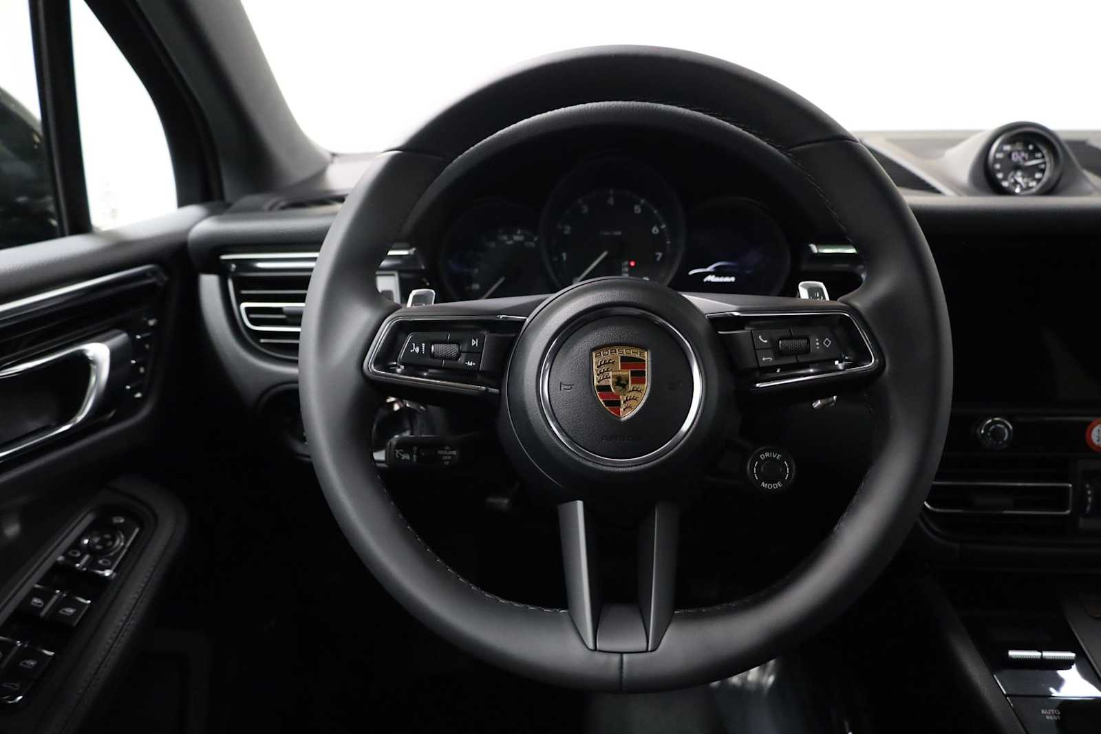 Thumbnail: 2026 Porsche Macan - 25