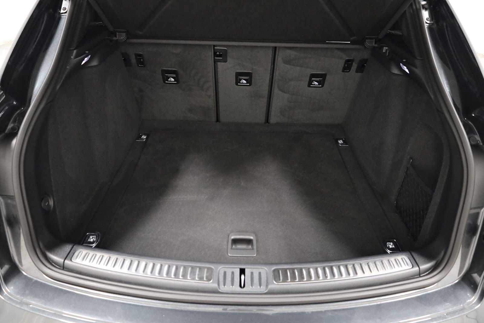 Thumbnail: 2026 Porsche Macan - 41