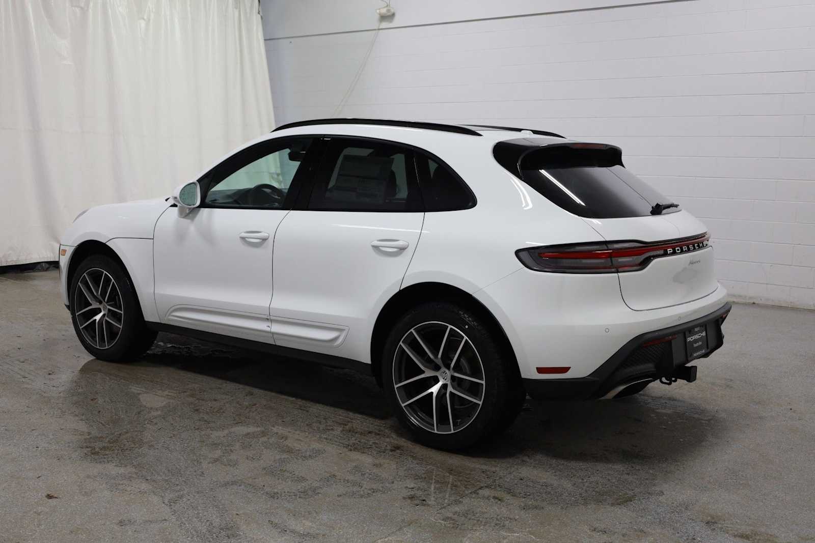 Thumbnail: 2026 Porsche Macan - 3