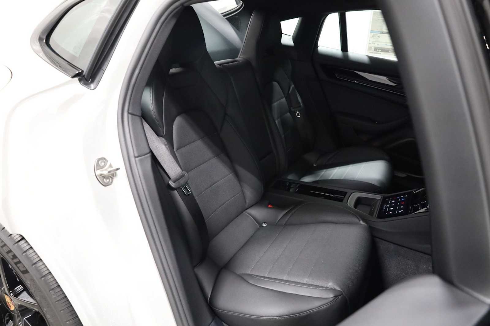 Thumbnail: 2026 Porsche Panamera - 36