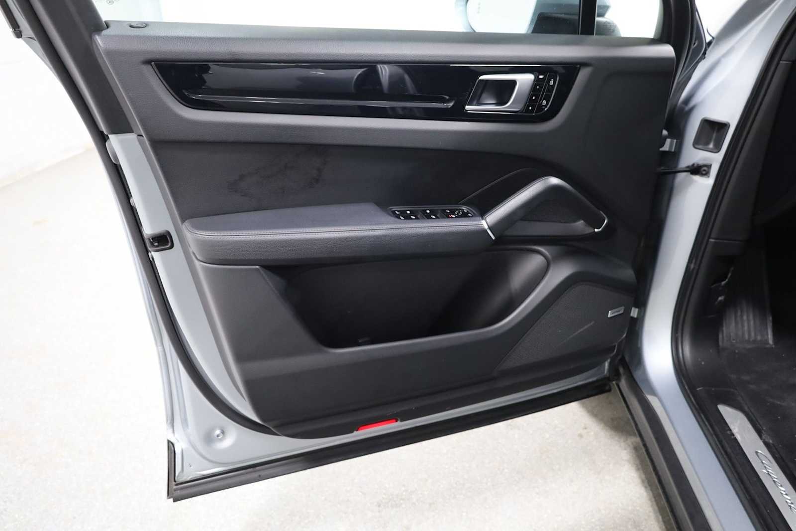 Thumbnail: 2021 Porsche Cayenne - 16