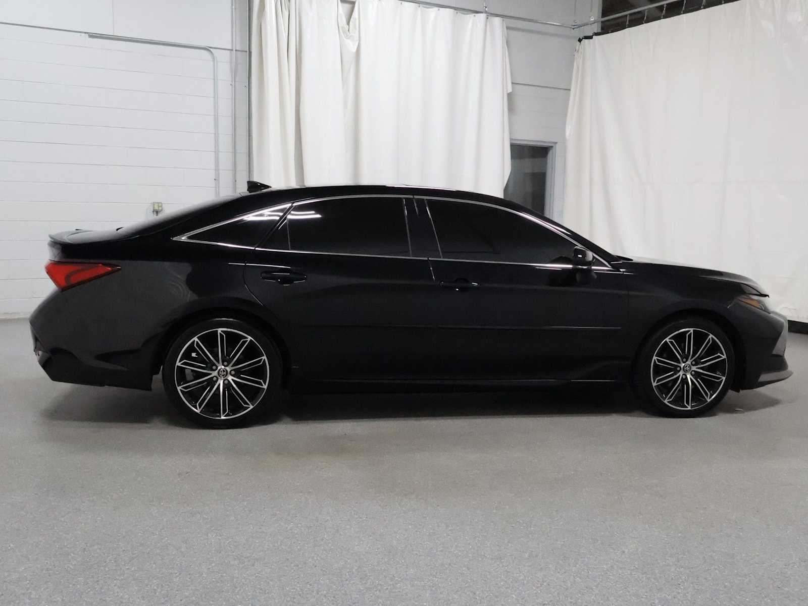 Thumbnail: 2019 Toyota Avalon - 10
