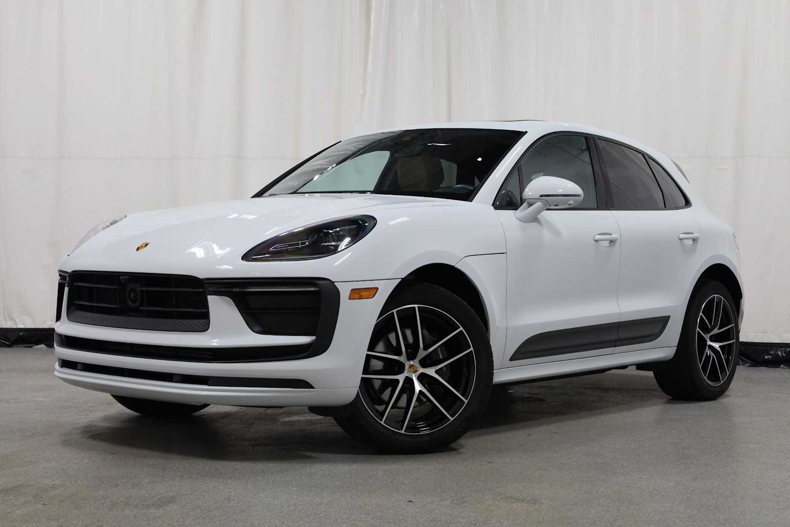Thumbnail: 2023 Porsche Macan - 1
