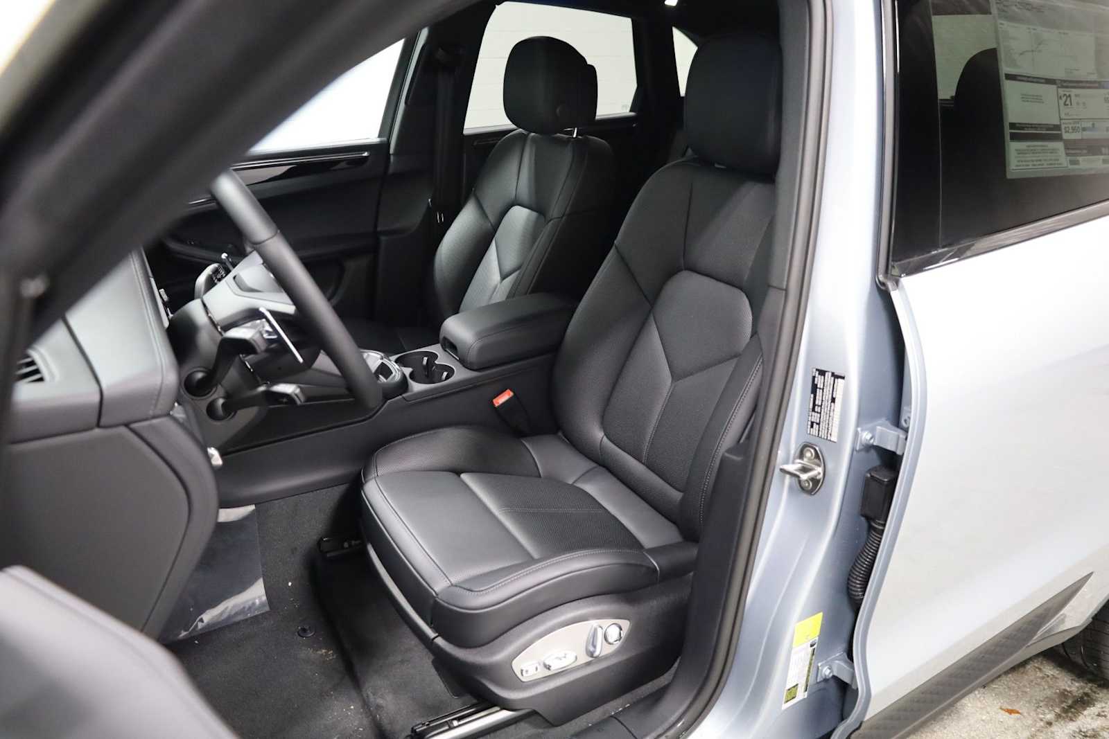 Thumbnail: 2026 Porsche Macan - 5