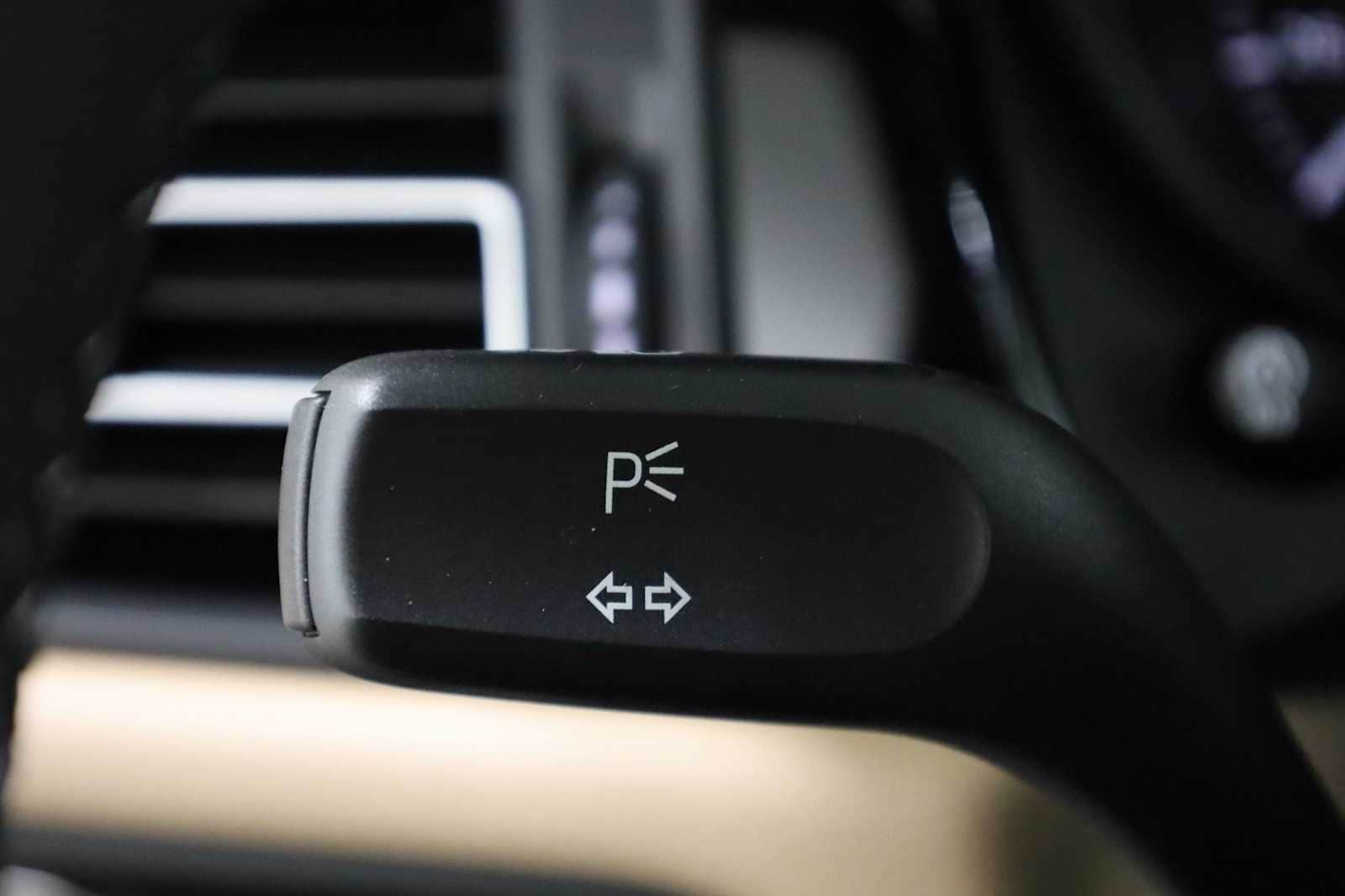 Thumbnail: 2026 Porsche Macan - 32