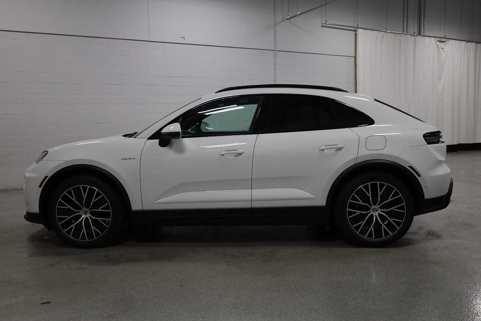 Thumbnail: 2026 Porsche Macan - 2