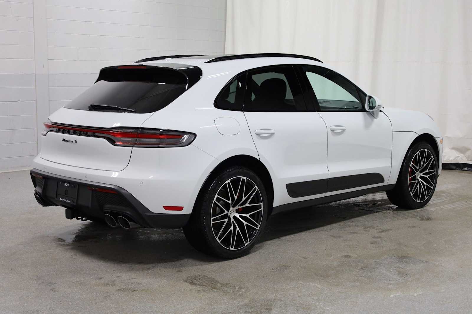 Thumbnail: 2026 Porsche Macan - 9