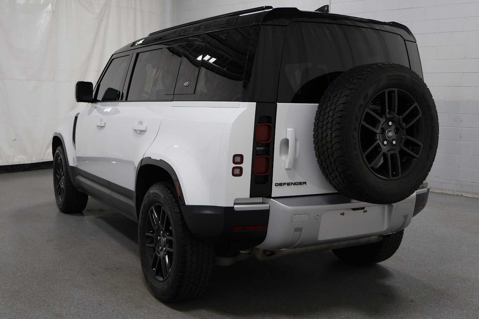 Thumbnail: 2022 Land Rover Defender - 3