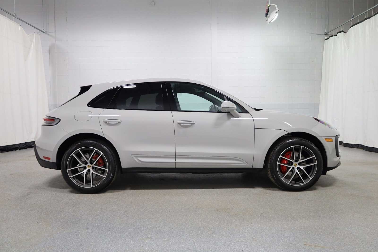 Thumbnail: 2026 Porsche Macan - 10