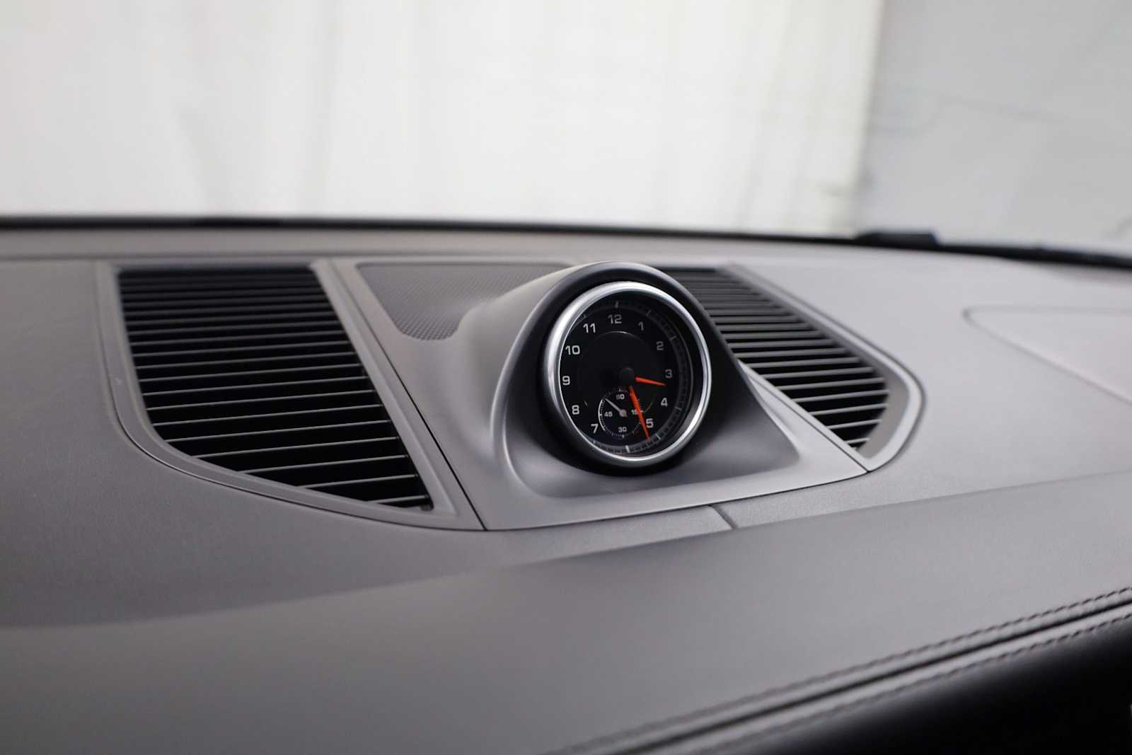 Thumbnail: 2018 Porsche Macan - 18