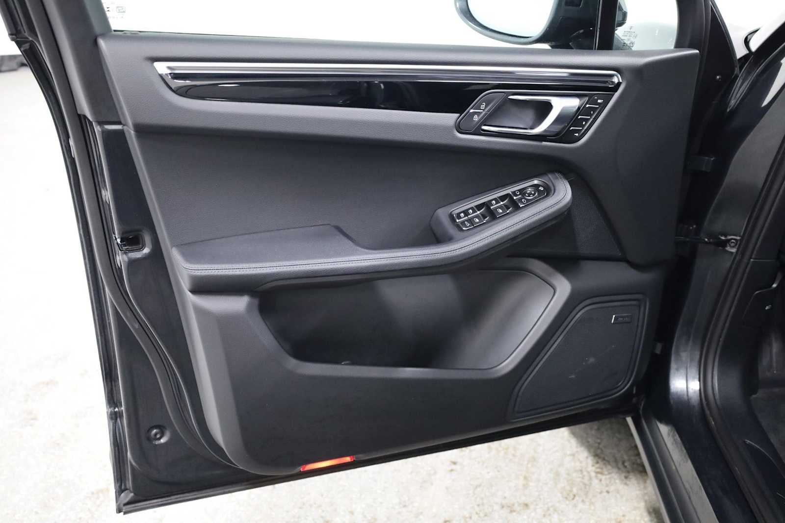 Thumbnail: 2026 Porsche Macan - 16