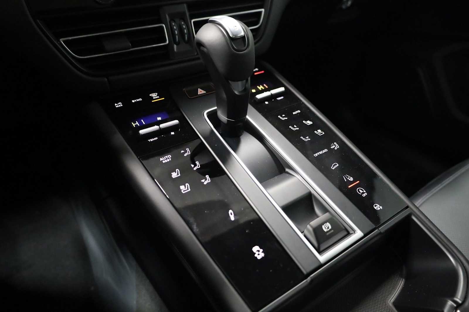 Thumbnail: 2026 Porsche Macan - 29