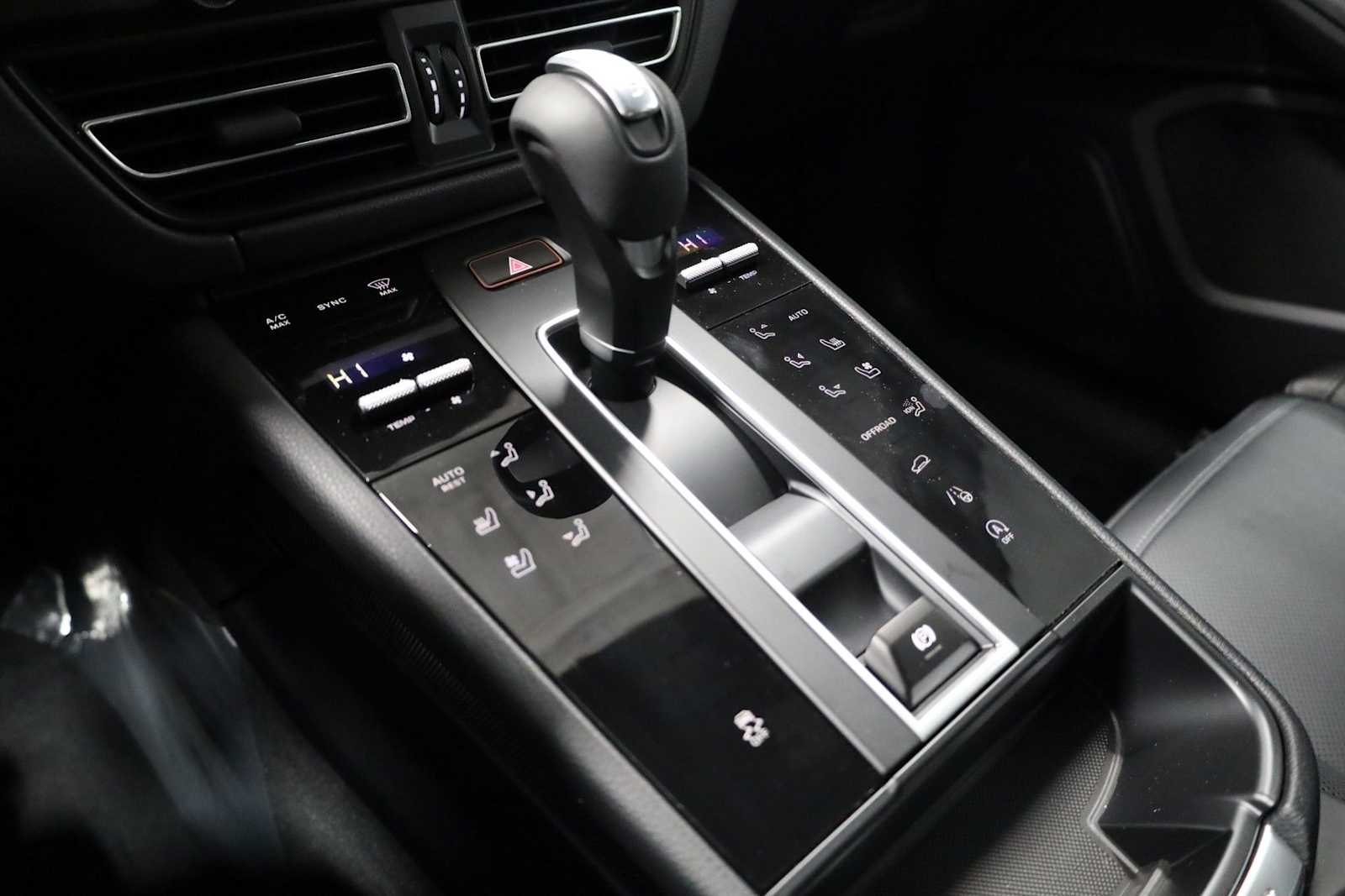 Thumbnail: 2026 Porsche Macan - 29