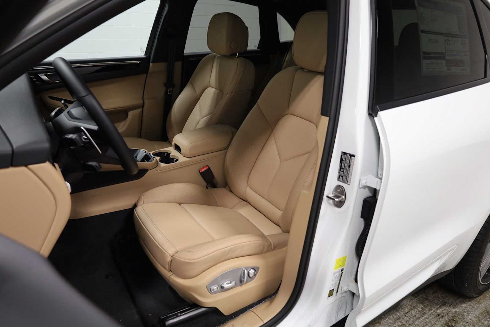 Thumbnail: 2026 Porsche Macan - 5