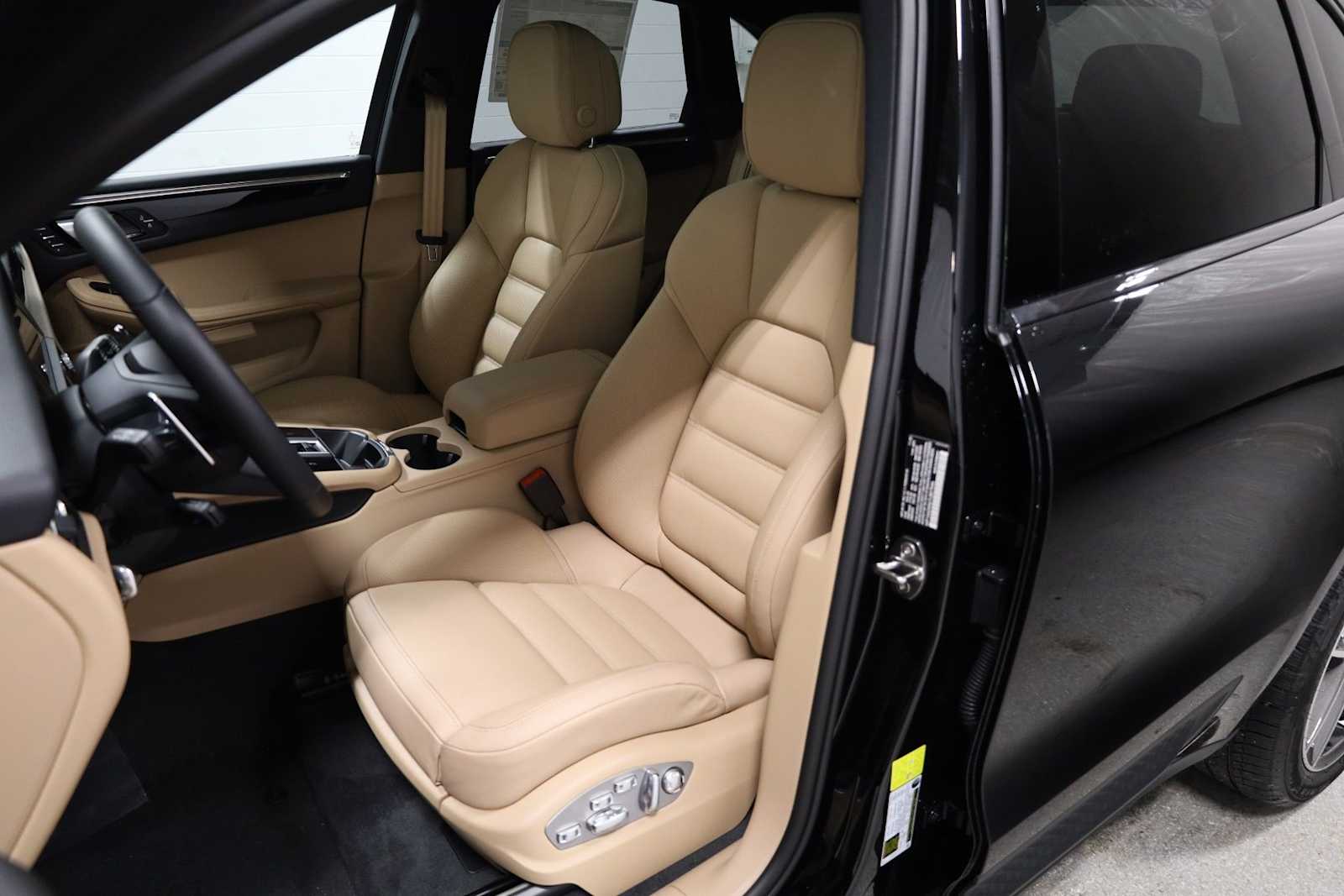 Thumbnail: 2026 Porsche Macan - 5