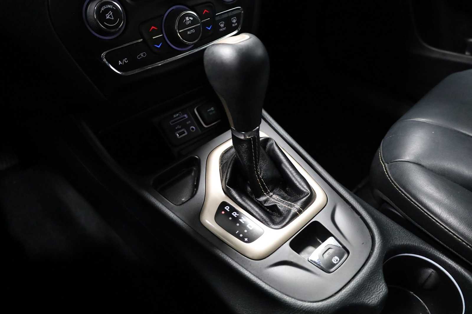 Thumbnail: 2016 Jeep Cherokee - 26