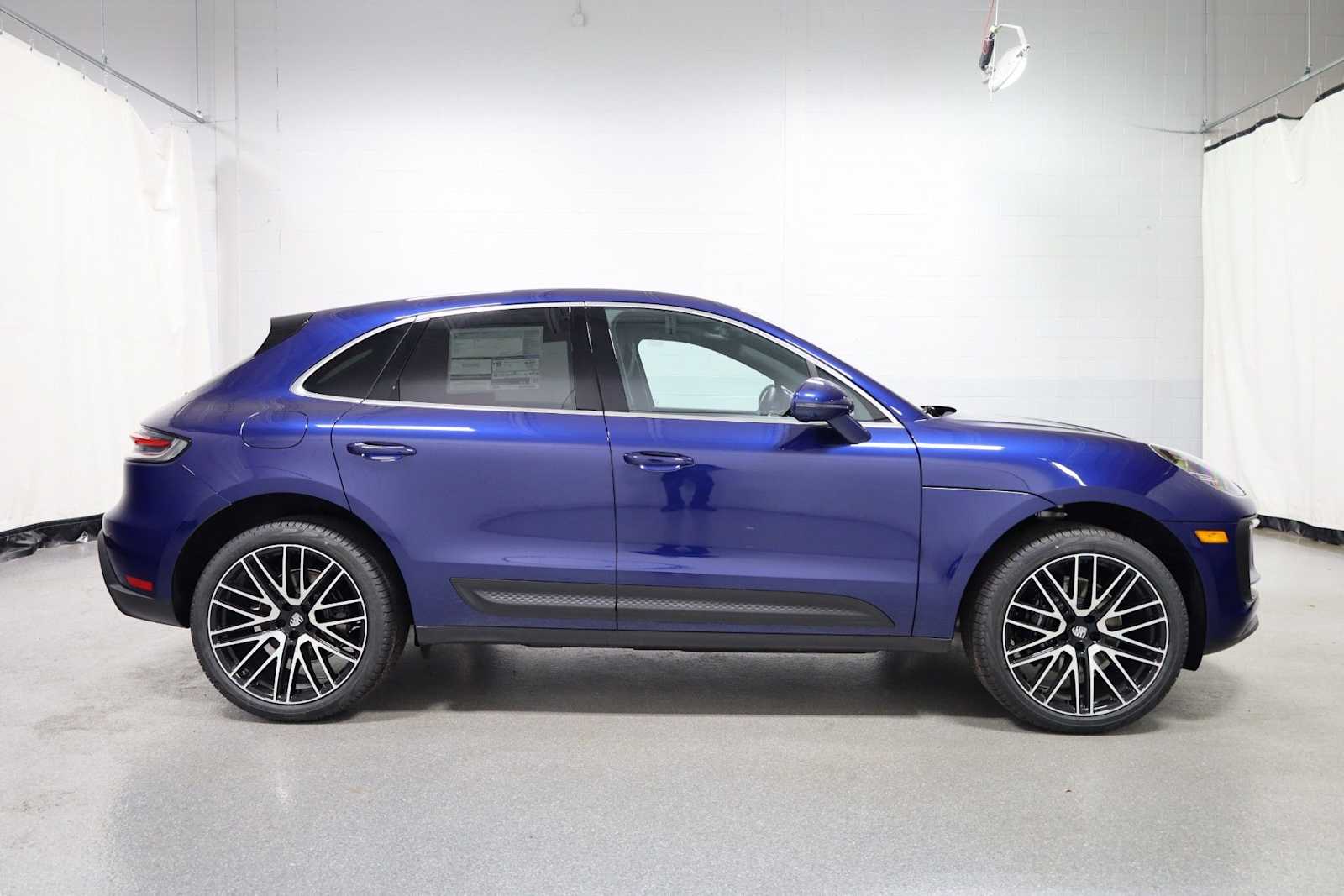 Thumbnail: 2026 Porsche Macan - 10