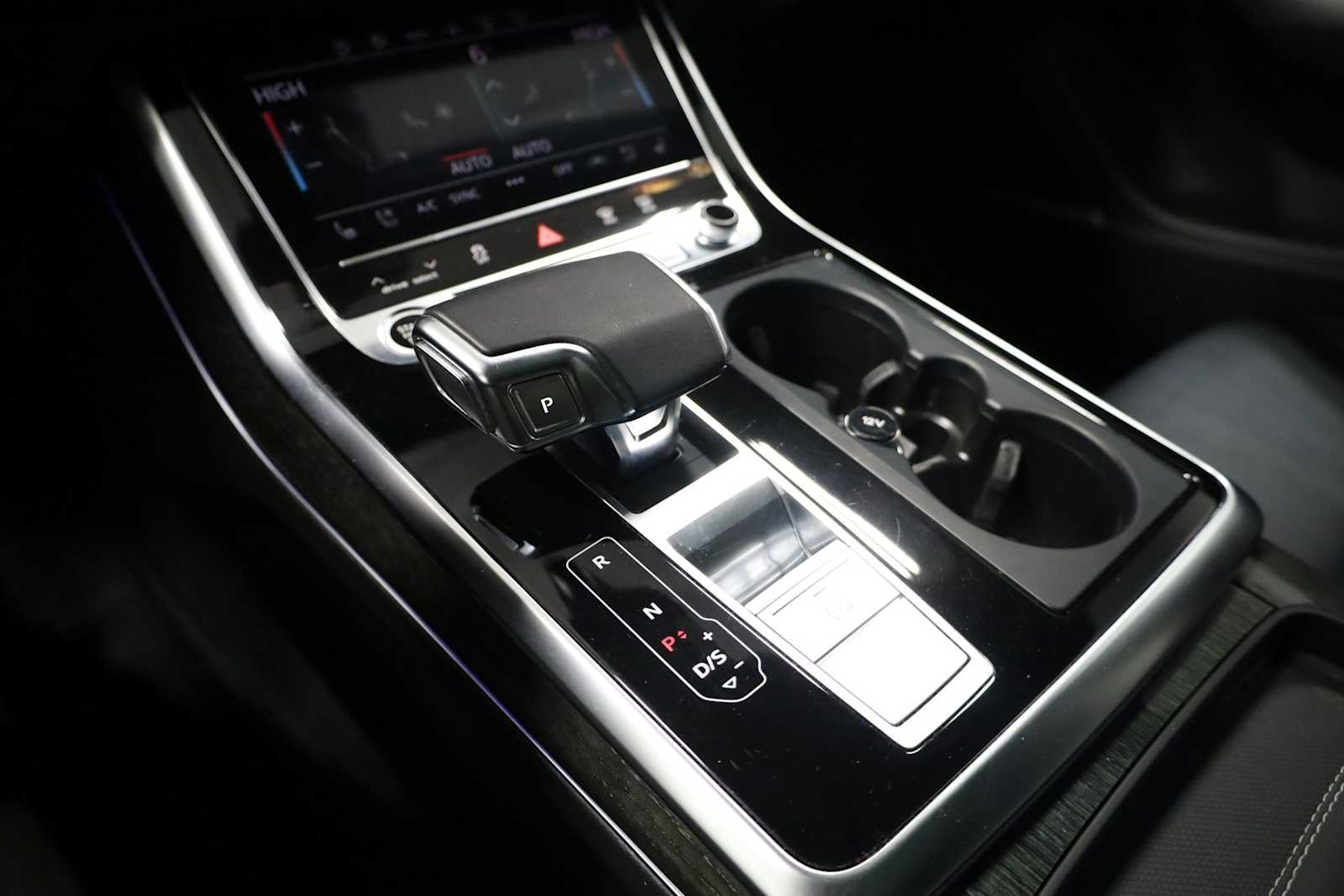 Thumbnail: 2021 Audi Q8 - 27