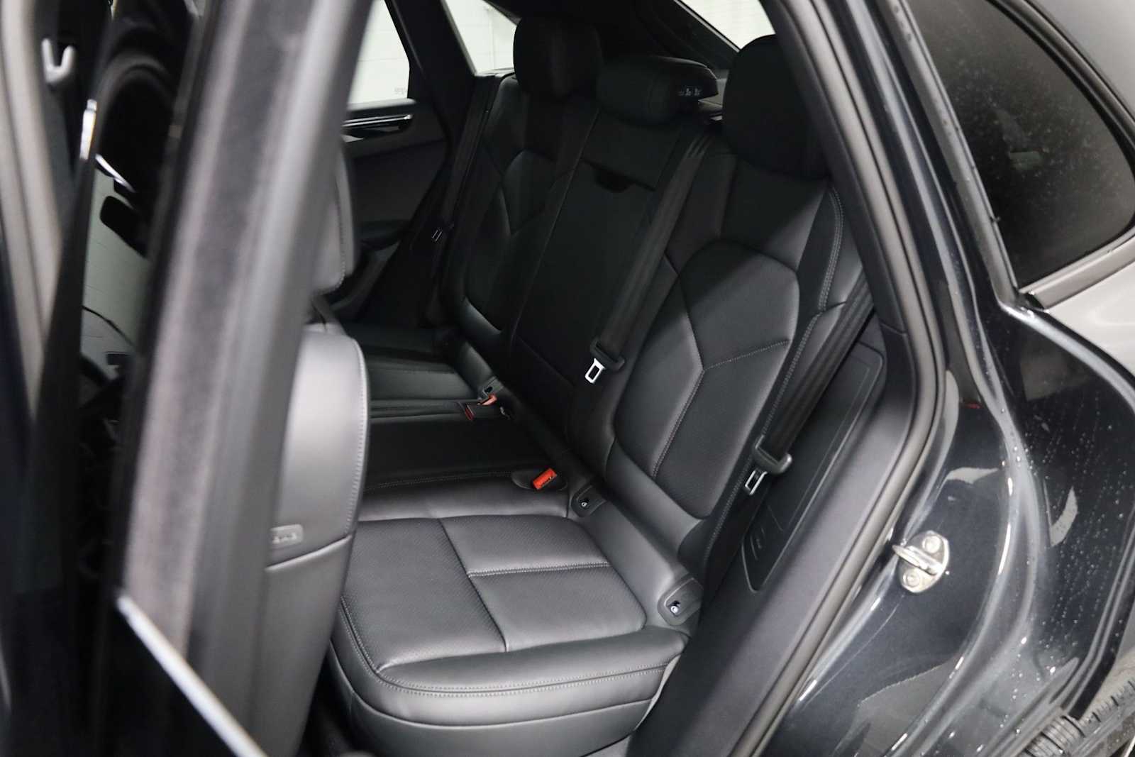 Thumbnail: 2026 Porsche Macan - 35