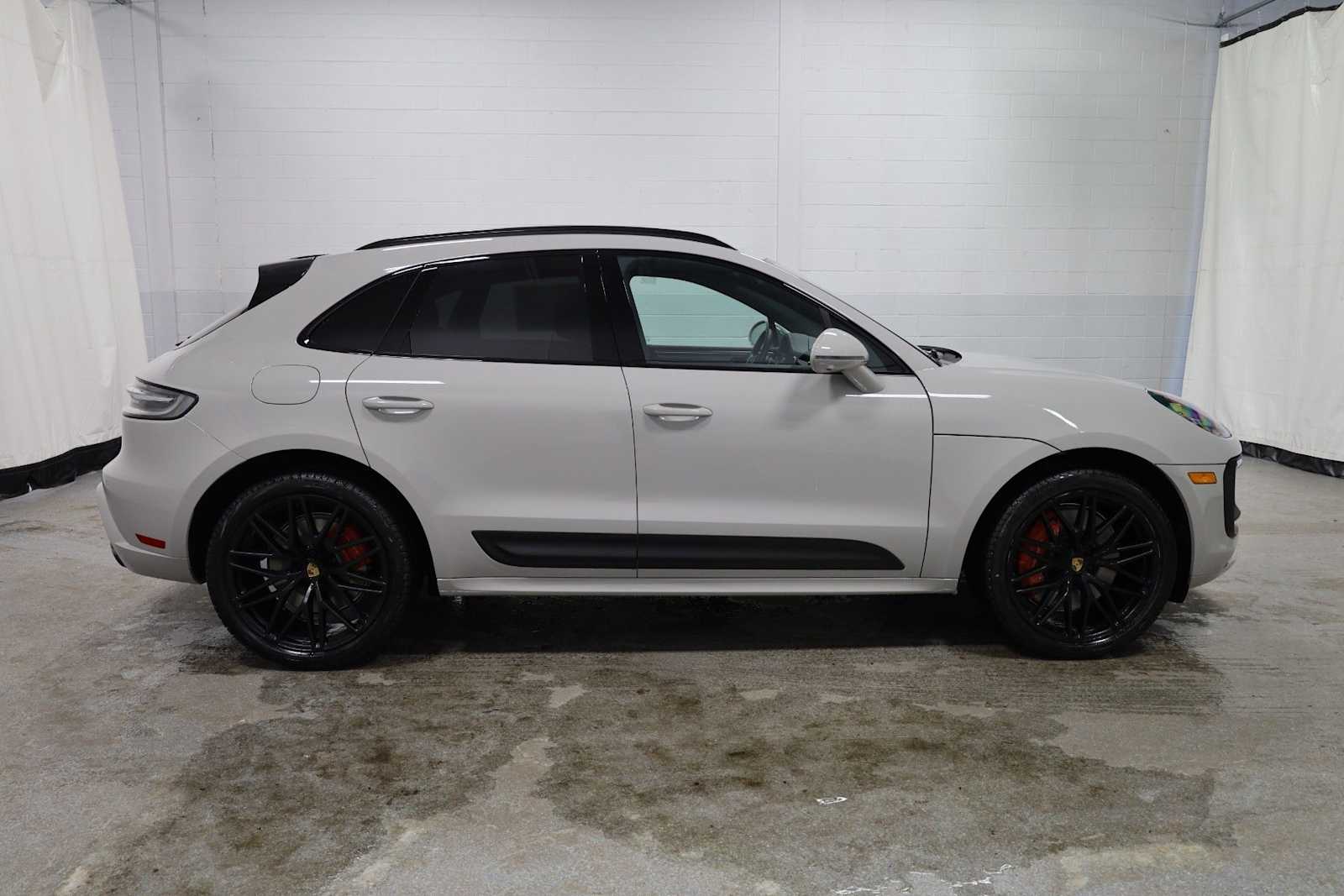 Thumbnail: 2026 Porsche Macan - 10