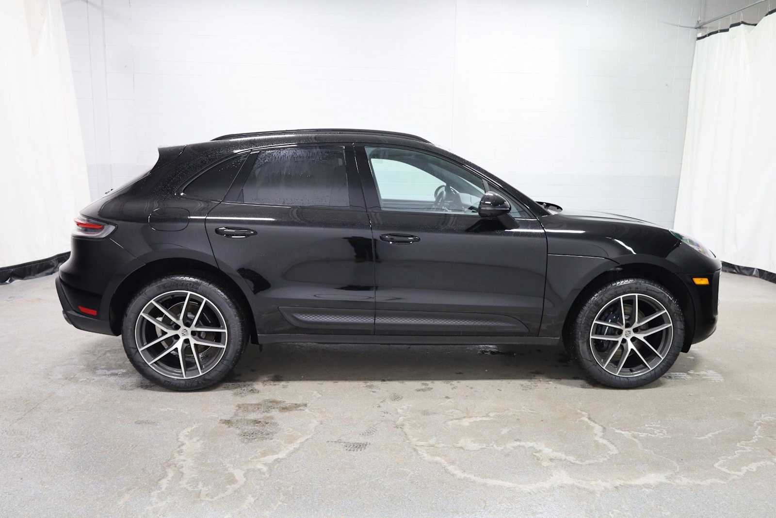 Thumbnail: 2026 Porsche Macan - 10