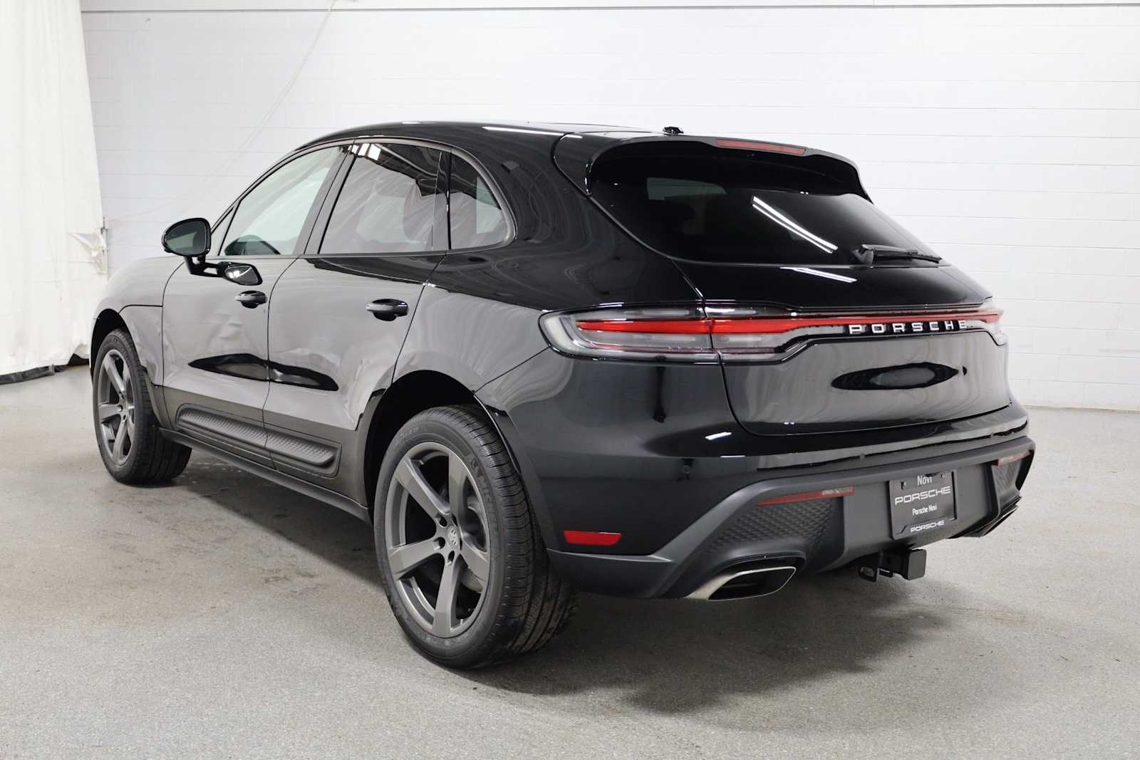 Thumbnail: 2026 Porsche Macan - 3