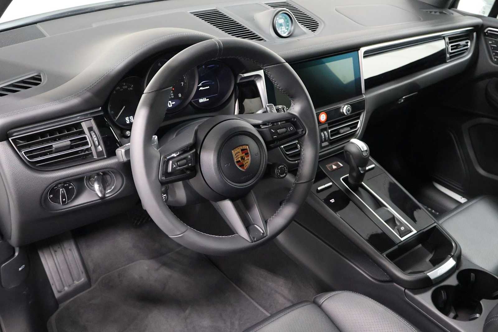 Thumbnail: 2026 Porsche Macan - 4
