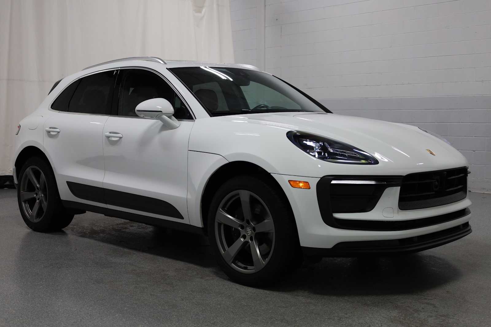 Thumbnail: 2023 Porsche Macan - 13