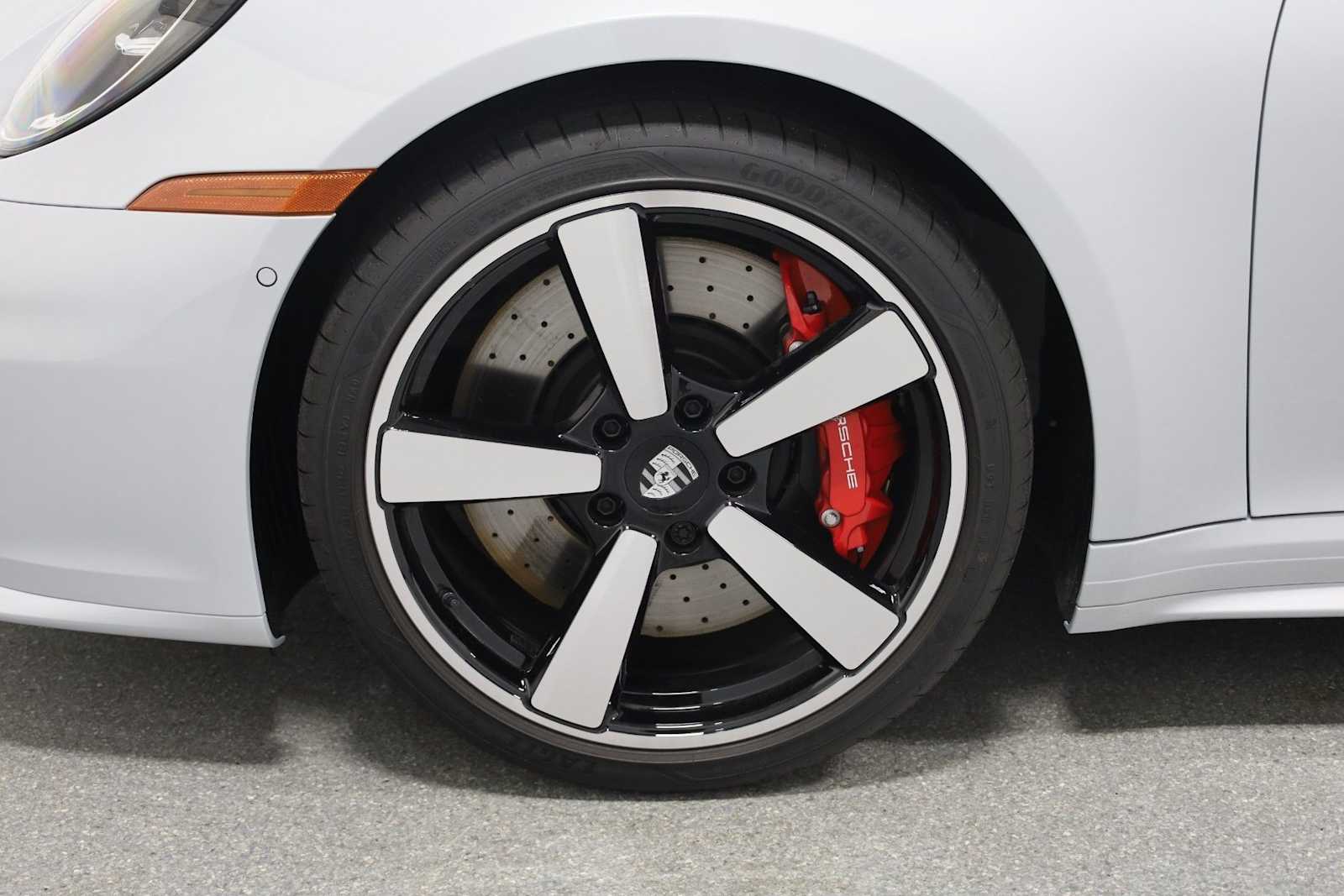 Thumbnail: 2025 Porsche 911 - 35